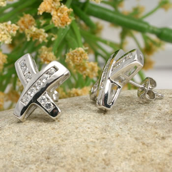 SER020 Channel Set Kiss Earrings