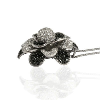 SP095 Black and White Flower Pendant