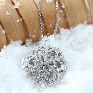 Shimmering Snowflake Cubic Zirconia Silver Locket