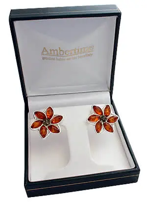 The marquise shape always transforms a piece of jewellery into such a classic design